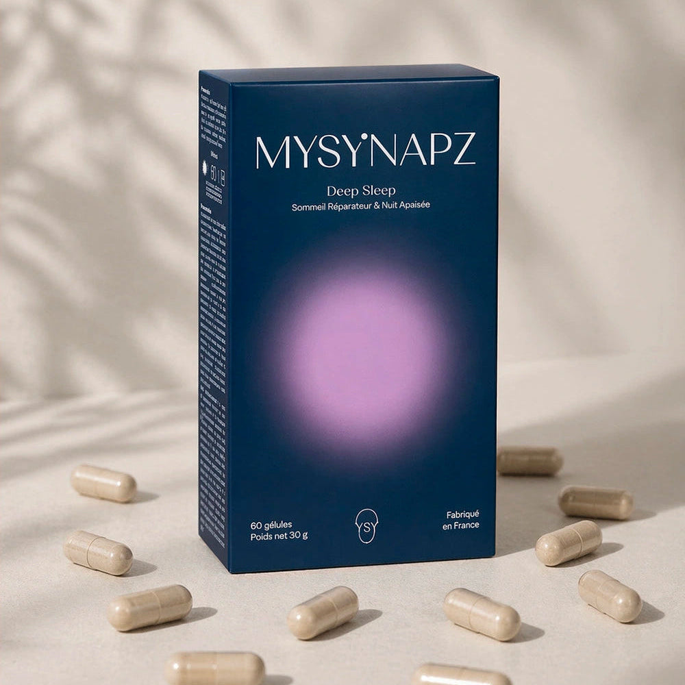 Boîte du complément alimentaire MySynapz Deep Sleep entourée de gélules sur fond neutre