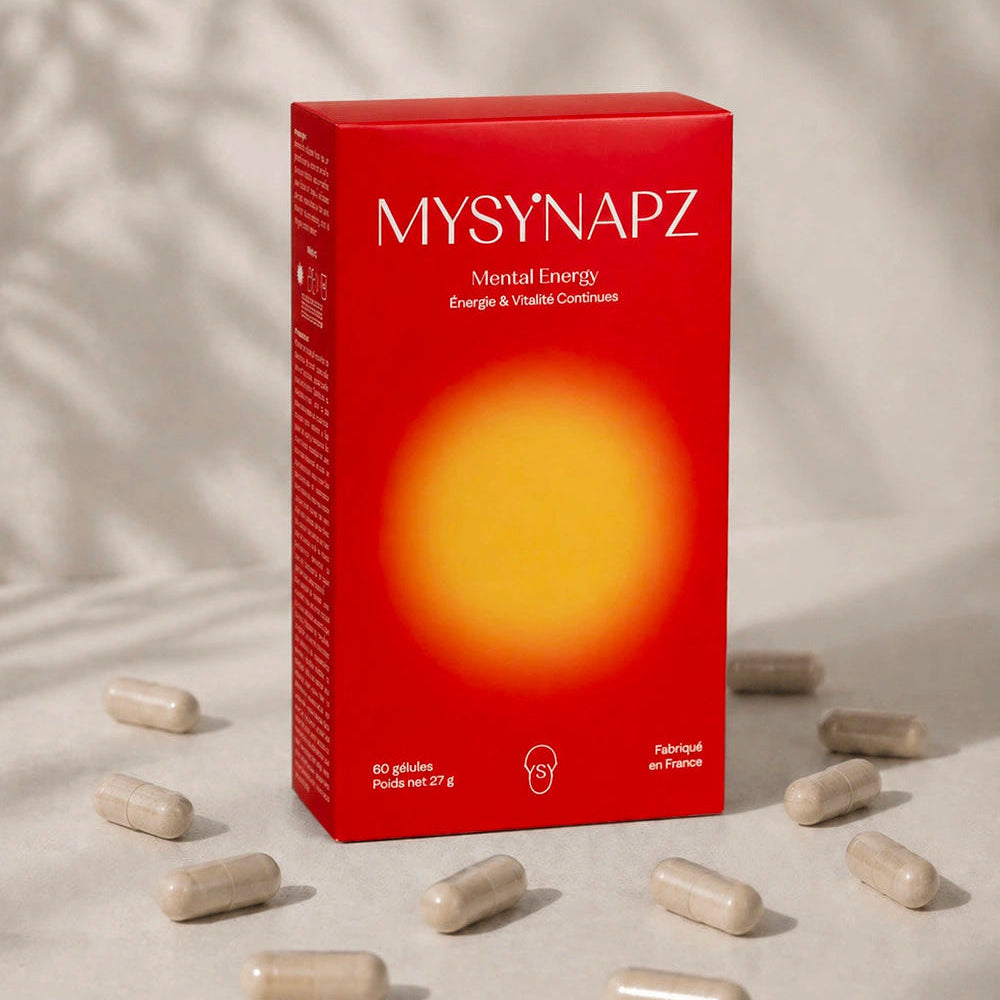 Boîte du complément alimentaire MySynapz Mental Energy posée parmi des gélules